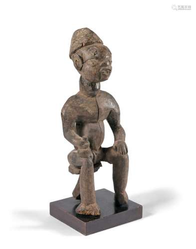 BAMICEKE (CAMEROUN) Statue de dignitaire, assis sur un tabou...
