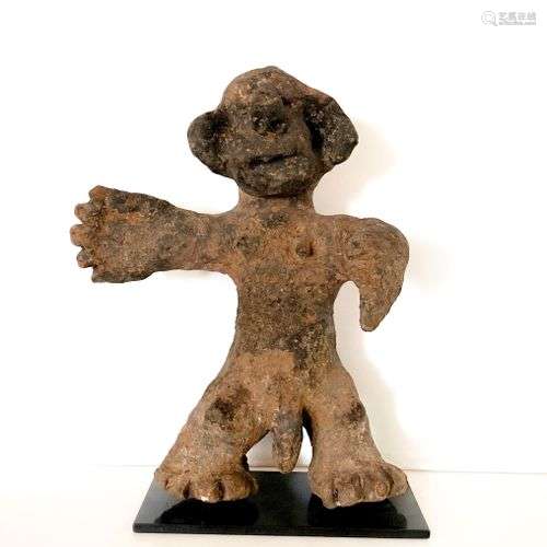 ZIGOUA (TANZANIE) Statue en terre cuite d’un personnage avec...