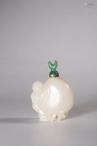 A CARVED WHITE JADE SNUFF BOTTLE.QING PERIOD