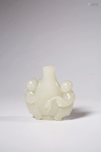 A CARVED WHITE JADE SNUFF BOTTLE.QING PERIOD