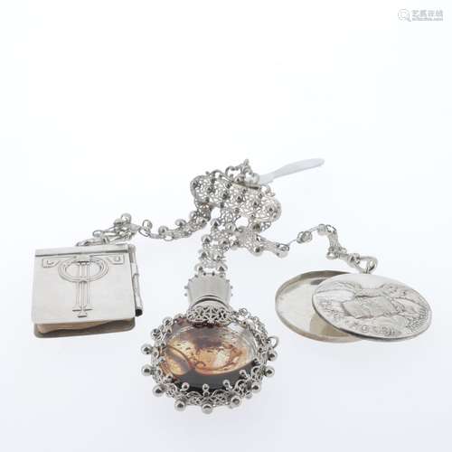 UNE CHATELAINE En argent retenant un pendentif, un petit fla...