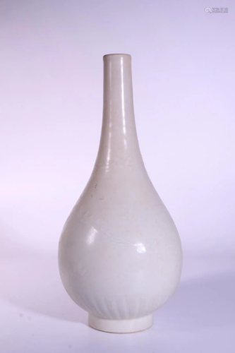 A QING BAI-GLAZED VASE.SONG PERIOD