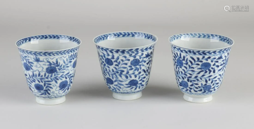 Three 18th century Chinese porcelain Kang Xi cups with