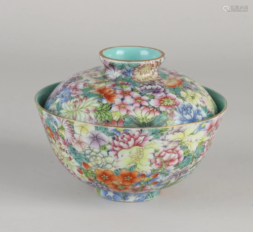 Chinese porcelain Family Rose lidded bowl with