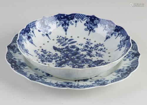 18th century Chinese porcelain wet fruit bowl with drip