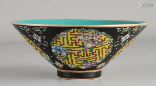 Chinese porcelain Family Noir bowl with floral decor