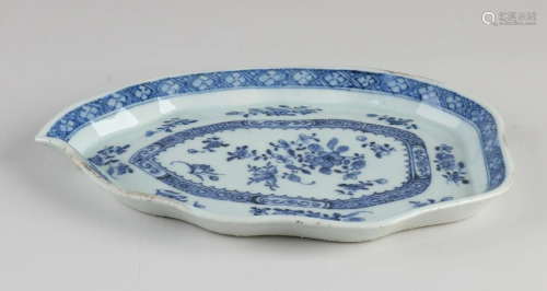 18th century Chinese porcelain flat tray in leaf shape.