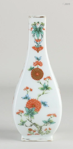 Porcelain vase with Japanese kakiemon decor. 20th