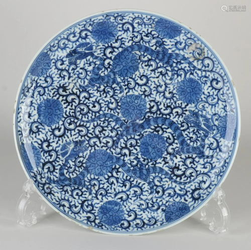 18th century Chinese porcelain dish with dragon decor.