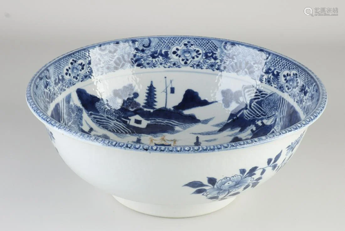 Capital Chinese porcelain Queng Lung bowl with