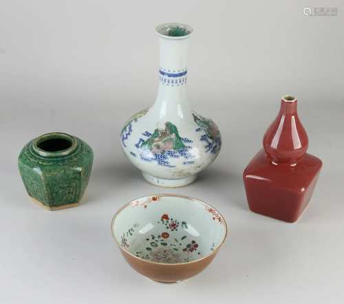 Four parts Chinese porcelain. Consisting of