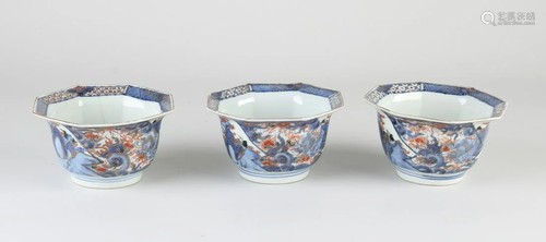 Three 18th century Japanese porcelain Imari bowls.