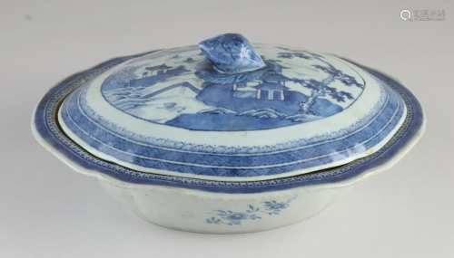 18th century Chinese porcelain serving dish with