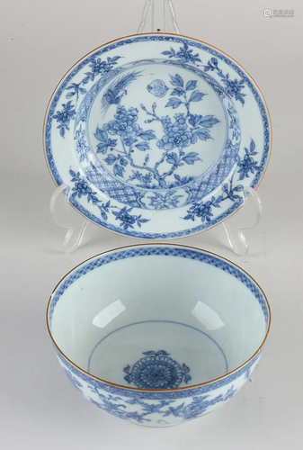 Two pieces of Chinese porcelain. 18th century. 1x Queng