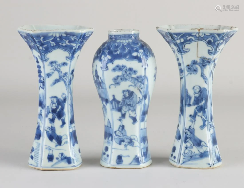 Three-piece Chinese Kang Xi porcelain garniture. 17th -