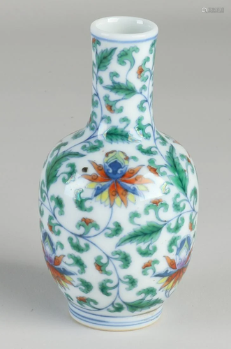 Small Chinese porcelain vase with floral decor + six