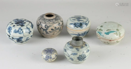 Six parts antique Chinese porcelain. Various. Chinese