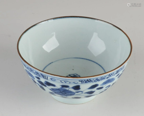 Chinese porcelain bowl with floral decor. 18th century.