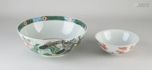 Two pieces of Chinese porcelain. 1x large Family Verte