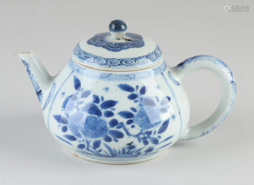 18th century Chinese porcelain Kang Xi teapot with