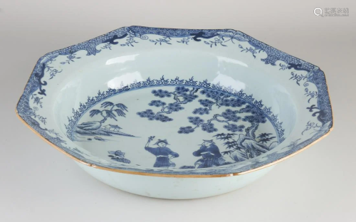Very large 18th century Chinese porcelain deep Queng
