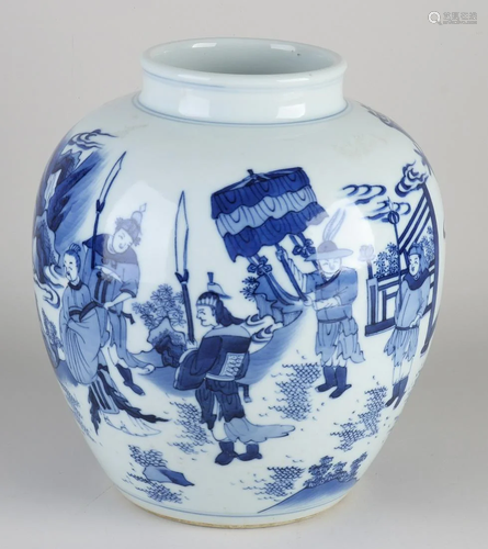 Large Chinese porcelain pot with