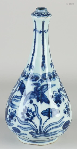 17th - 18th century Chinese porcelain knob vase with