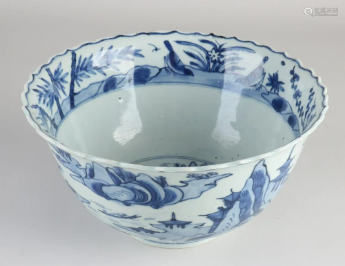 Large Chinese porcelain bowl with contoured rim. 17th