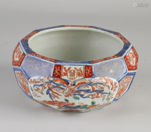 Ten-sided Imari porcelain bowl with honeycomb surfaces,