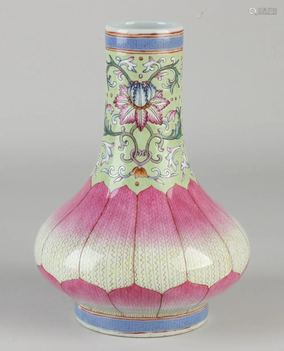 Chinese porcelain vase with pink glaze and floral decor