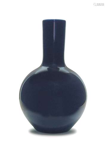 CHINESE BLUE MALLET VASE