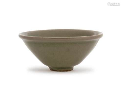 A THICK RIMMED SONG DYNASTY STYLE CELADON BOWL