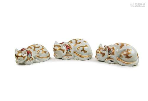 THREE JAPANESE PORCELAIN CATS