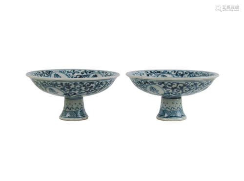 PAIR OF BLUE AND WHITE RAISED FOOT DISHES