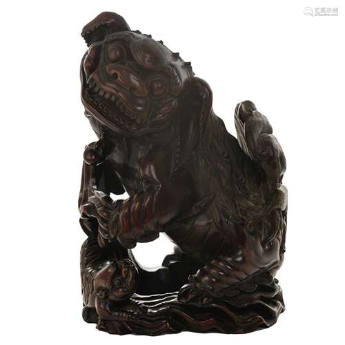 CARVED WOOD GUARDIAN LION