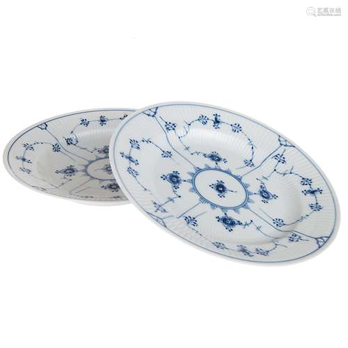 PAIR OF BLUE AND WHITE PLATES