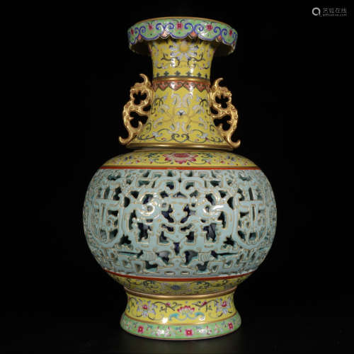 Chinese Qing Dynasty Qianlong Yellow Ground Famille Rose Gol...