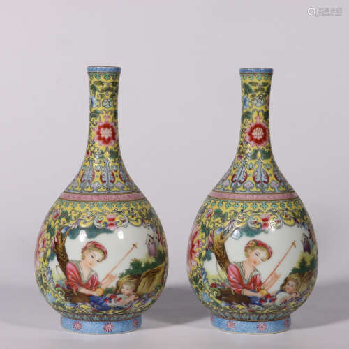 Chinese Pair Of Qing Dynasty Qianlong Porcelain Bottles