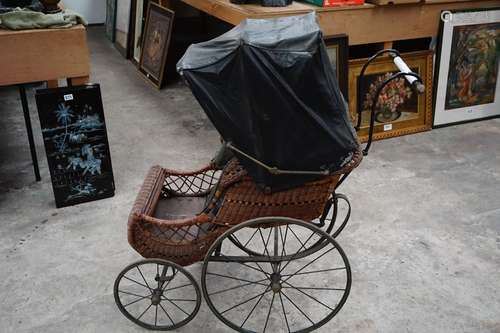 OUDE KINDERWAGEN