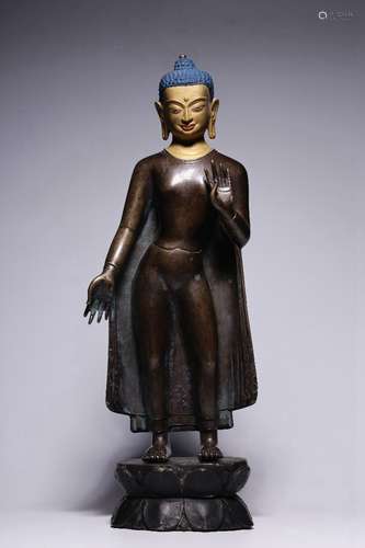 In the Qing Dynasty, the statue of Sakyamuni was made of bro...