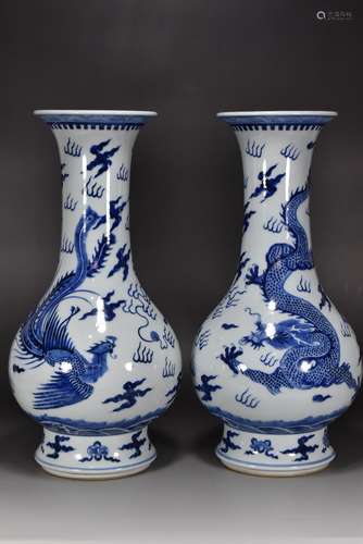 Qing Kangxi blue and white dragon and phoenix pattern bottle...