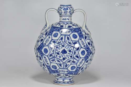 Ming Yongle year blue and white auspicious pattern holding m...