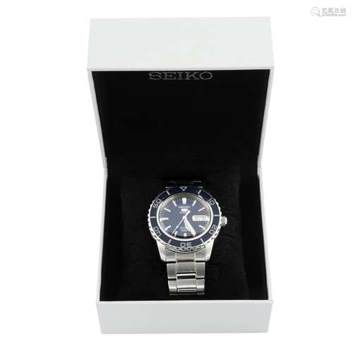 A group of five assorted boxed Seiko watches.