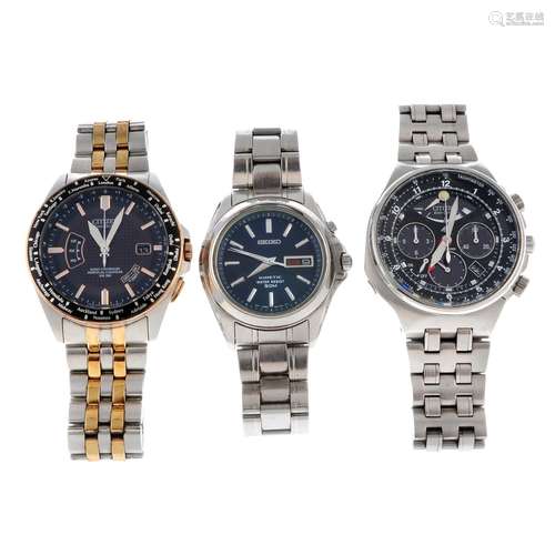 A group of five assorted Citizen and Seiko watches,