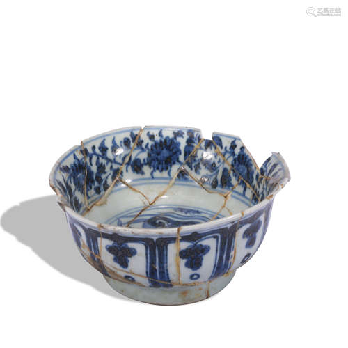 A blue and white 'floral' bowl