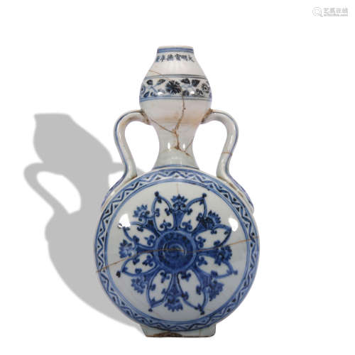 A blue and white 'floral' moonflask