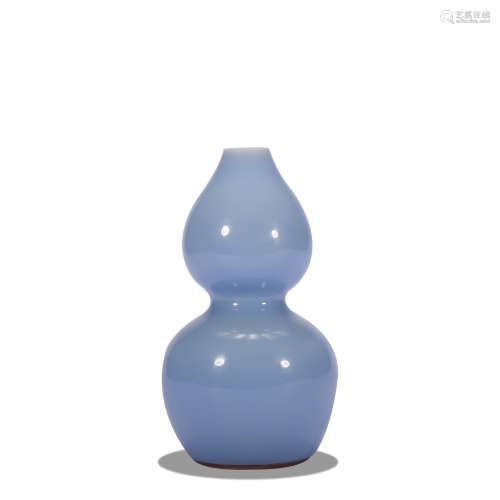 A celadon-glazed gourd-shaped vase