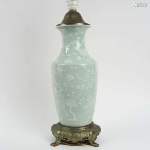 Vase balustre en porcelaine monté en lampe, à décor en léger...