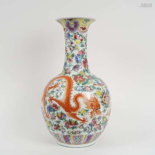 Vase balustre en porcelaine et émaux polychromes, à décor de...