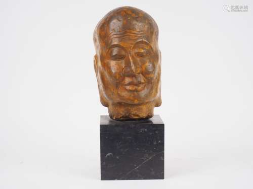 Tête de Lohan en calcaire beige sculpté. Chine, dans le styl...